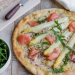Pizza aux asperges blanches, crème fraîche, saumon fumé & roquette