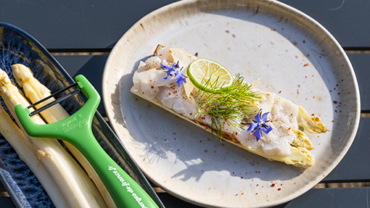 2784Salade tiède d’asperges vertes snackées, fêta et pistaches concassées